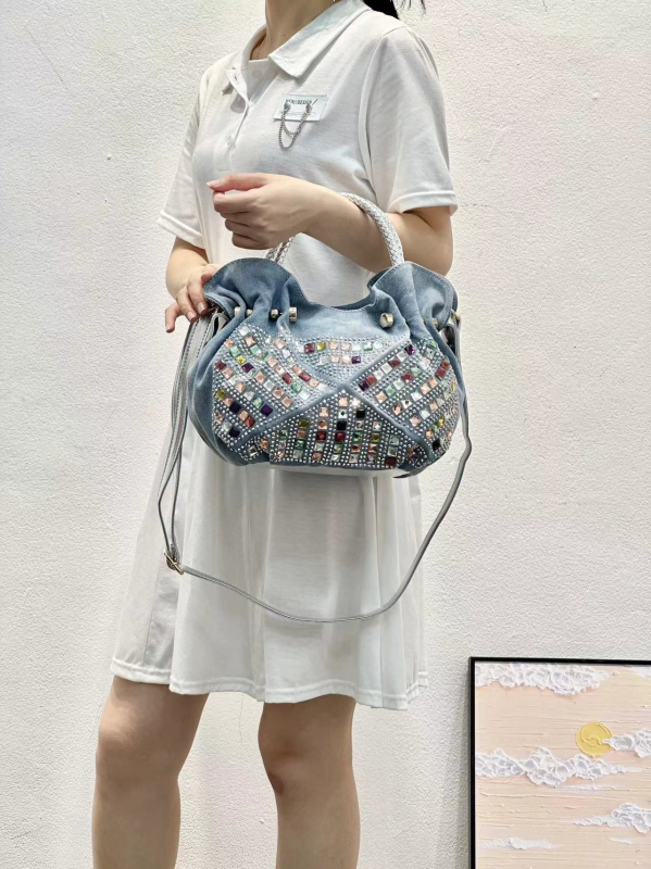 Crossbody torba - Denim dumpling torba, zatvaranje na zip, mekani materijal, unutarnji džep sa zatvaračem i džep za telefon, dvostruke naramenice