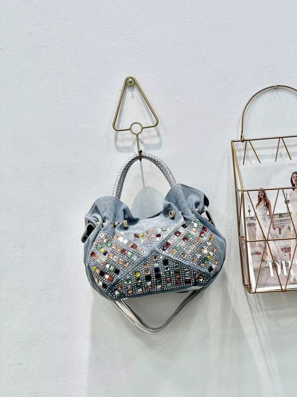 Crossbody torba - Denim dumpling torba, zatvaranje na zip, mekani materijal, unutarnji džep sa zatvaračem i džep za telefon, dvostruke naramenice