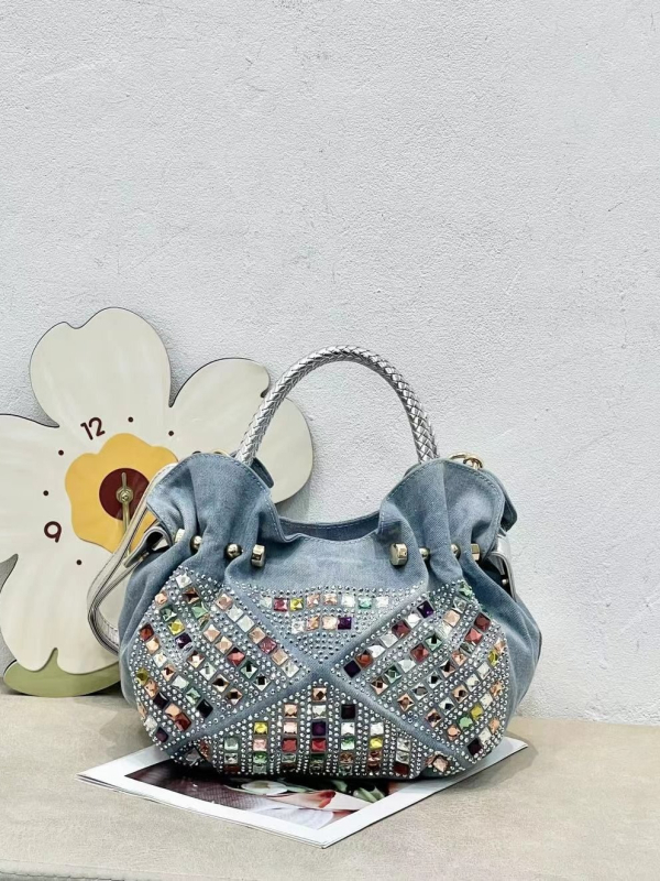 Crossbody torba - Denim dumpling torba, zatvaranje na zip, mekani materijal, unutarnji džep sa zatvaračem i džep za telefon, dvostruke naramenice