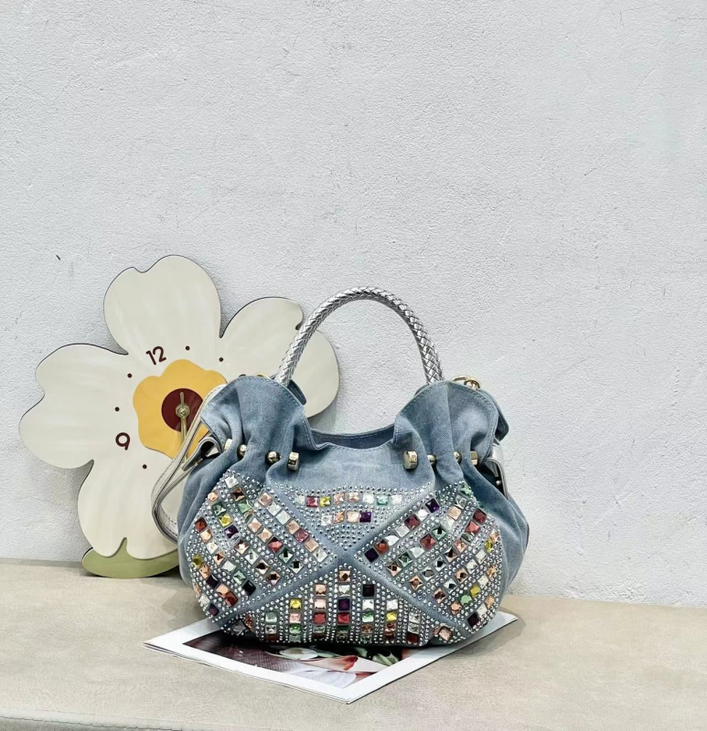 Crossbody torba - Denim dumpling torba, zatvaranje na zip, mekani materijal, unutarnji džep sa zatvaračem i džep za telefon, dvostruke naramenice