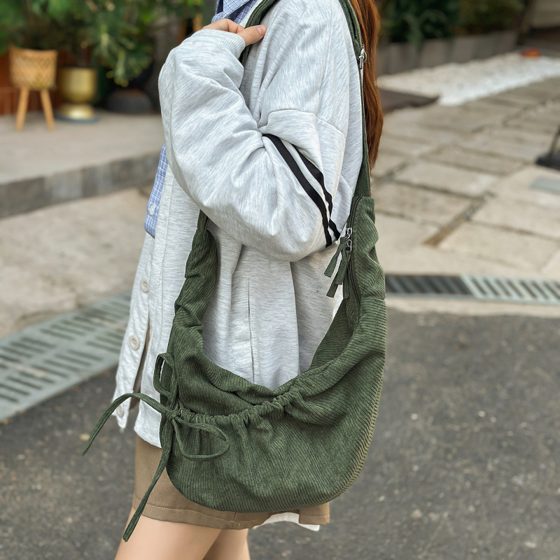 Ženska ramena torba velikog kapaciteta, corduroy materijal, knedlasta torba, korejski street style, srednja veličina, casual dizajn
