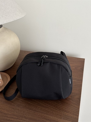 Crossbody torba — urbana jednostavnost, platno, vodoravni kvadratni oblik, zatvarač otvor, unutarnja džep s zipom