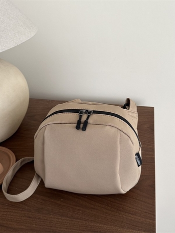 Crossbody torba — urbana jednostavnost, platno, vodoravni kvadratni oblik, zatvarač otvor, unutarnja džep s zipom
