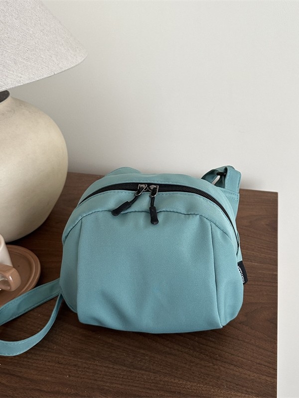 Crossbody torba — urbana jednostavnost, platno, vodoravni kvadratni oblik, zatvarač otvor, unutarnja džep s zipom