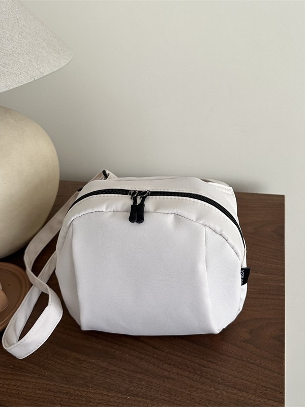 Crossbody torba — urbana jednostavnost, platno, vodoravni kvadratni oblik, zatvarač otvor, unutarnja džep s zipom