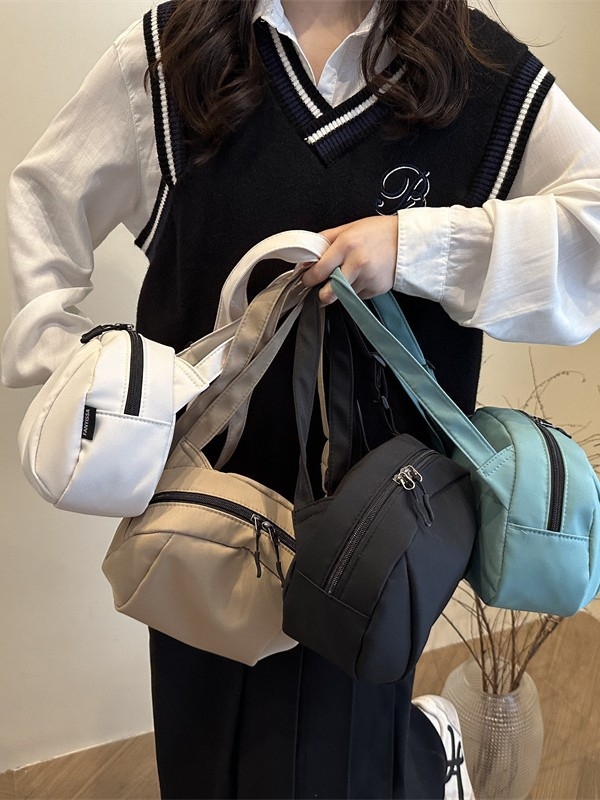 Crossbody torba — urbana jednostavnost, platno, vodoravni kvadratni oblik, zatvarač otvor, unutarnja džep s zipom