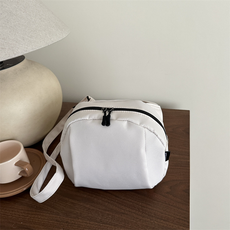 Crossbody torba — urbana jednostavnost, platno, vodoravni kvadratni oblik, zatvarač otvor, unutarnja džep s zipom