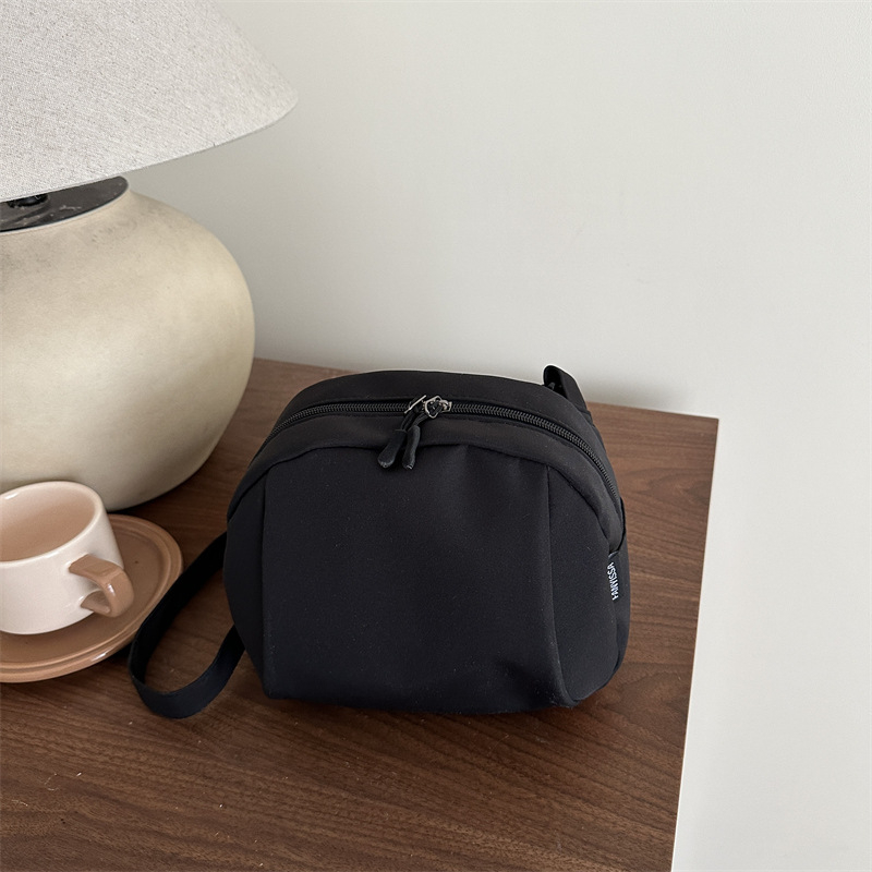 Crossbody torba — urbana jednostavnost, platno, vodoravni kvadratni oblik, zatvarač otvor, unutarnja džep s zipom