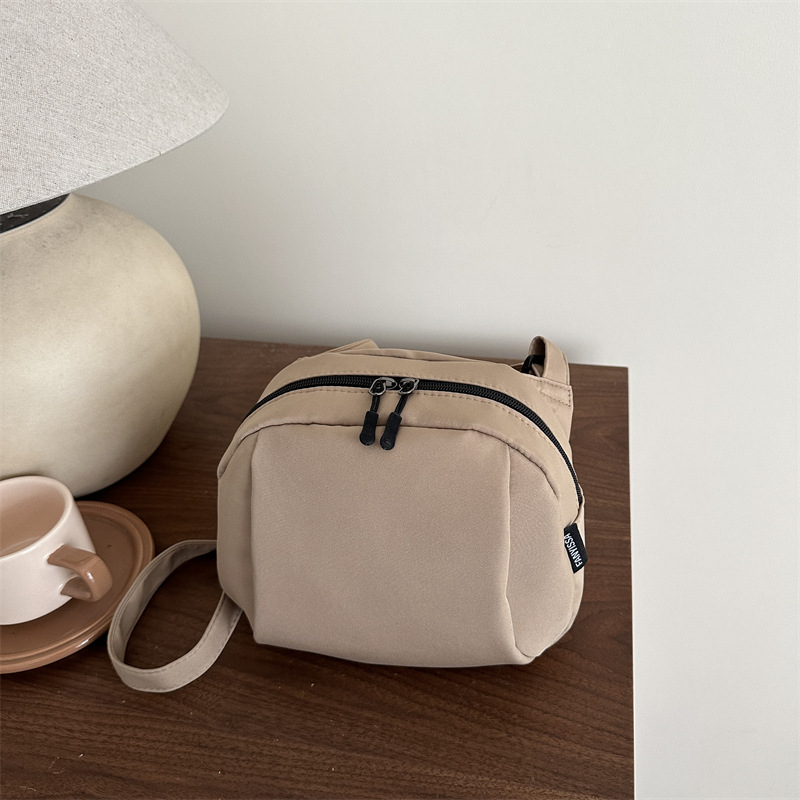 Crossbody torba — urbana jednostavnost, platno, vodoravni kvadratni oblik, zatvarač otvor, unutarnja džep s zipom