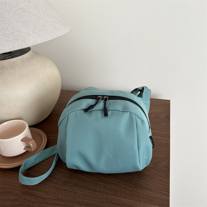 Crossbody torba — urbana jednostavnost, platno, vodoravni kvadratni oblik, zatvarač otvor, unutarnja džep s zipom