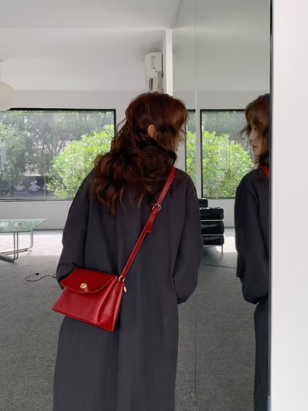 Casual Retro satchel torba s horizontalnim kvadratnim oblikom, PU materijal, zatvaranje kapom, unutarnji džepovi: zip, džep za telefon i džep za dokumente, izdanje jesen 2025