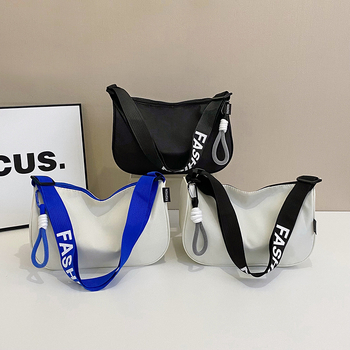 Nylonová taška cez rameno, tvar knedľa, zips, vnútorná kapsa