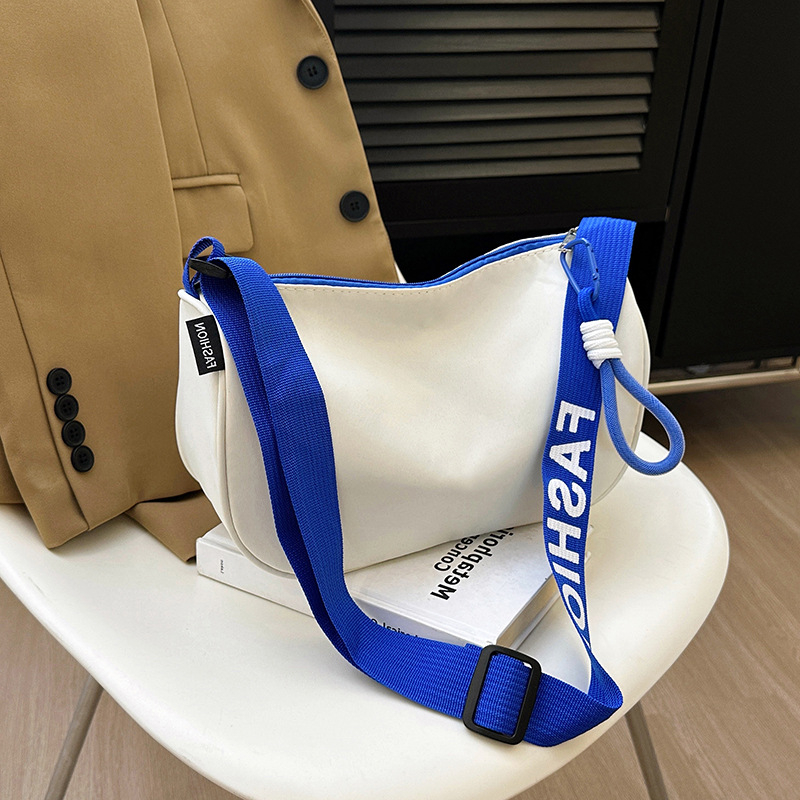 Nylonová taška cez rameno, tvar knedľa, zips, vnútorná kapsa