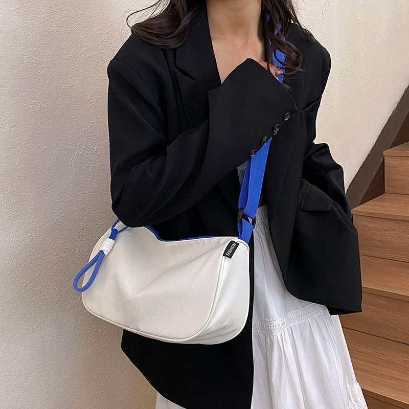 Nylonová taška cez rameno, tvar knedľa, zips, vnútorná kapsa