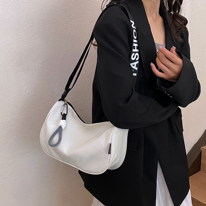 Nylonová taška cez rameno, tvar knedľa, zips, vnútorná kapsa