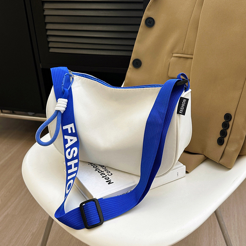 Nylonová taška cez rameno, tvar knedľa, zips, vnútorná kapsa