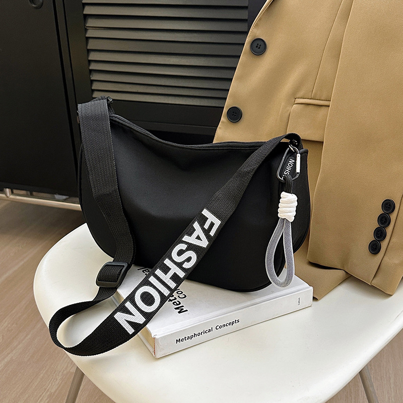 Nylonová taška cez rameno, tvar knedľa, zips, vnútorná kapsa