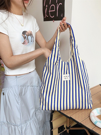 Tote torba, street fashion stil, poliester, vertikalni kvadratni oblik, poplin podstava, unutarnja džep s zatvaračem, dvostruke naramenice, svakodnevna upotreba, ljeto 2024
