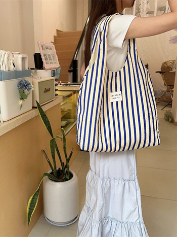 Tote torba, street fashion stil, poliester, vertikalni kvadratni oblik, poplin podstava, unutarnja džep s zatvaračem, dvostruke naramenice, svakodnevna upotreba, ljeto 2024