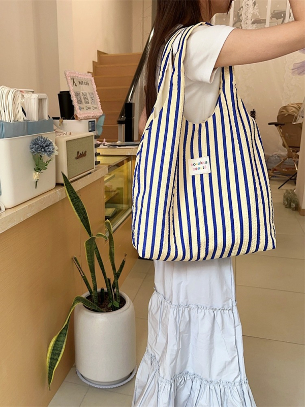 Tote torba, street fashion stil, poliester, vertikalni kvadratni oblik, poplin podstava, unutarnja džep s zatvaračem, dvostruke naramenice, svakodnevna upotreba, ljeto 2024