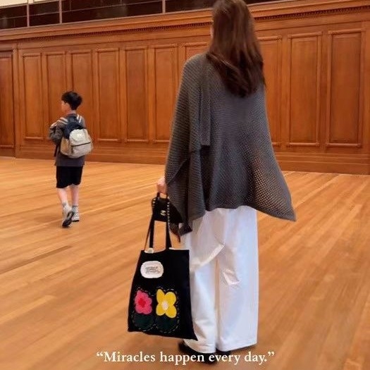 Unisex platnena Tote torba s horizontalnim kvadratnim oblikom, poliesterom obložena podstava, džep na zip i unutarnji džep.