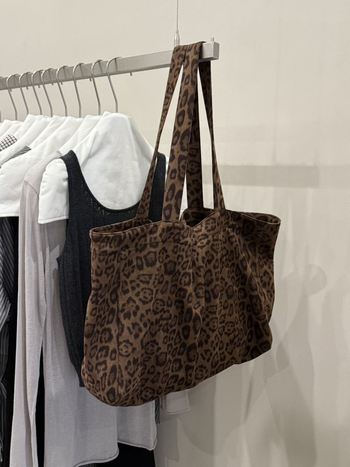 Platnena torba s leopard printom, unisex stil, horizontalno kvadratnog oblika; unutarnja džep sa zipom, vanjski otvoreni džep, pamučna podstava