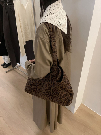 Platnena torba s leopard printom, unisex stil, horizontalno kvadratnog oblika; unutarnja džep sa zipom, vanjski otvoreni džep, pamučna podstava