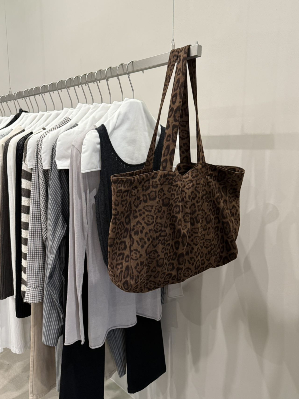 Platnena torba s leopard printom, unisex stil, horizontalno kvadratnog oblika; unutarnja džep sa zipom, vanjski otvoreni džep, pamučna podstava