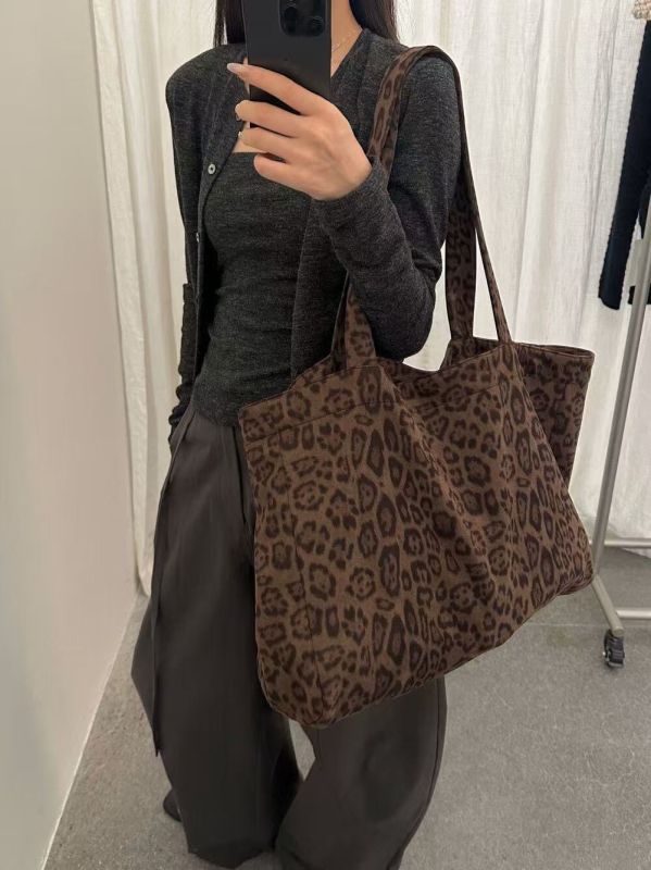 Platnena torba s leopard printom, unisex stil, horizontalno kvadratnog oblika; unutarnja džep sa zipom, vanjski otvoreni džep, pamučna podstava