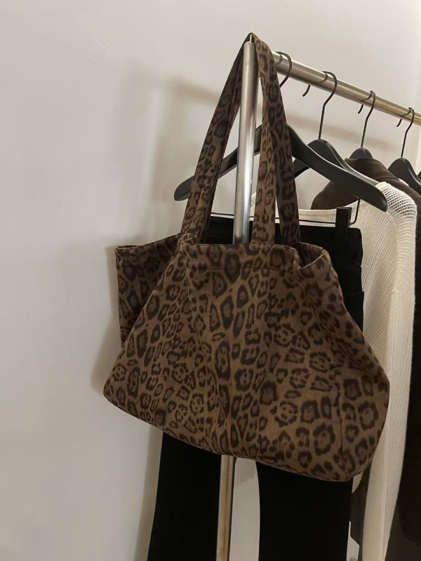 Platnena torba s leopard printom, unisex stil, horizontalno kvadratnog oblika; unutarnja džep sa zipom, vanjski otvoreni džep, pamučna podstava