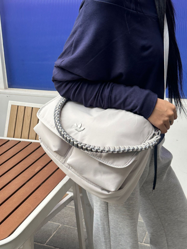 Torba crossbody velike kapacitete, vodootporna tkanina, gradski stil, horizontalni kvadratni oblik, magnetska kopča, unutarnja džep za telefon