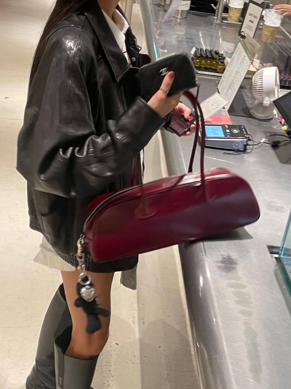 Geantă baguette din piele naturală pentru crossbody, stil urban, bretele duble, închidere cu fermoar, căptușeală din pânză