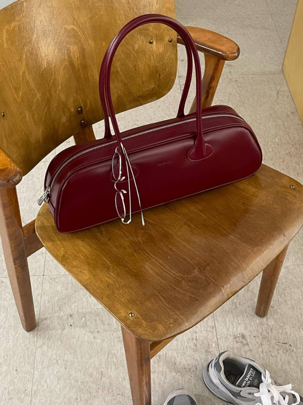 Geantă baguette din piele naturală pentru crossbody, stil urban, bretele duble, închidere cu fermoar, căptușeală din pânză