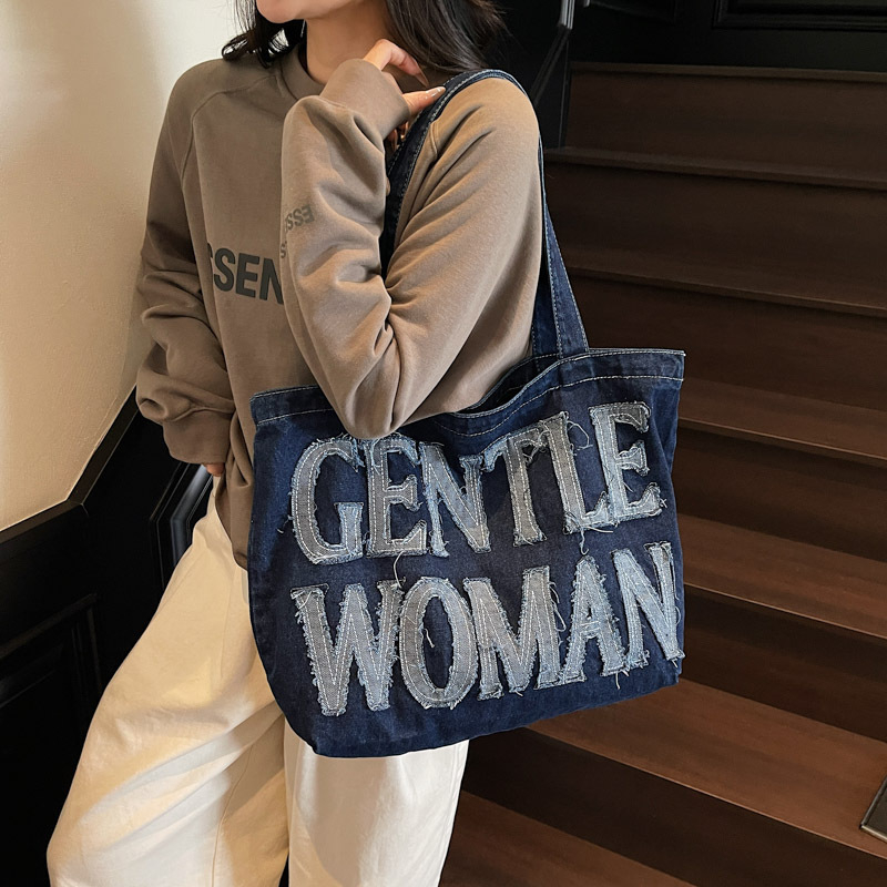 Denim Tote torba, street fashion, proljeće 2025, vodoravni kvadratni oblik, dvostruke ručke