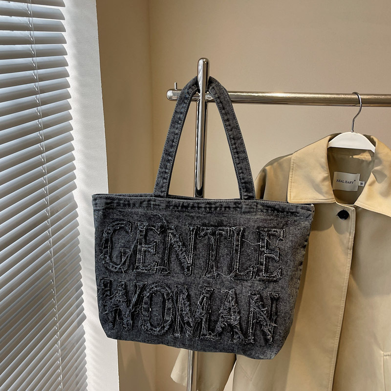 Denim Tote torba, street fashion, proljeće 2025, vodoravni kvadratni oblik, dvostruke ručke