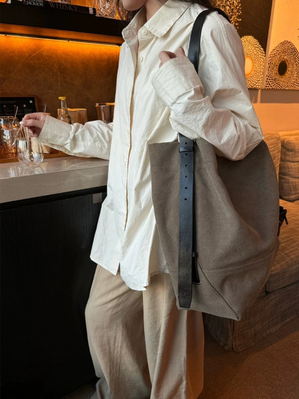 Canvas tote taška na rameno so vertikálnym štvorcovým tvarom, magnetické zapínanie, vnútorné vrecko na zips, polyesterové podšitie, jednoručný ramenný popruh