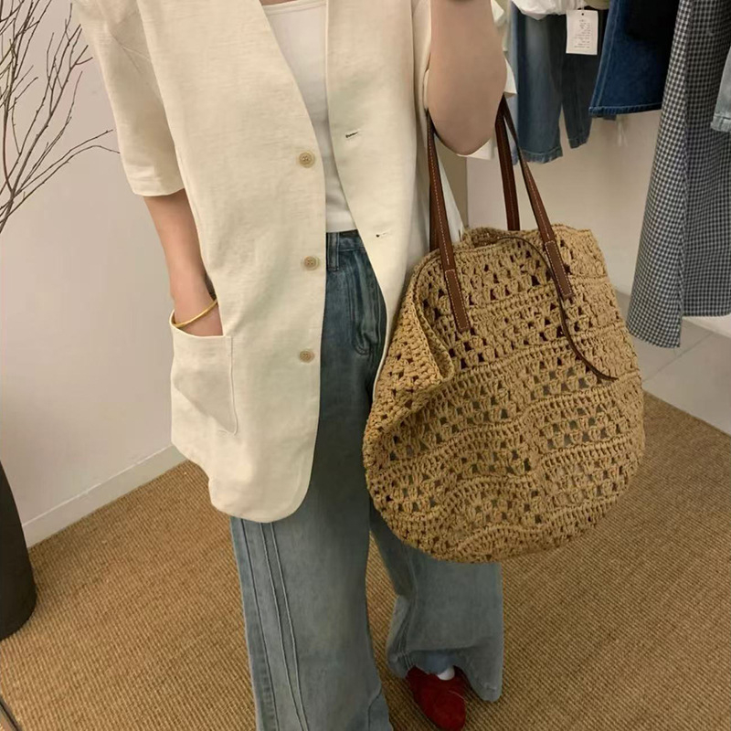 Geantă tote din pai, formă orizontală pătrată, căptușeală din pânză, buzunar interior cu fermoar laminat