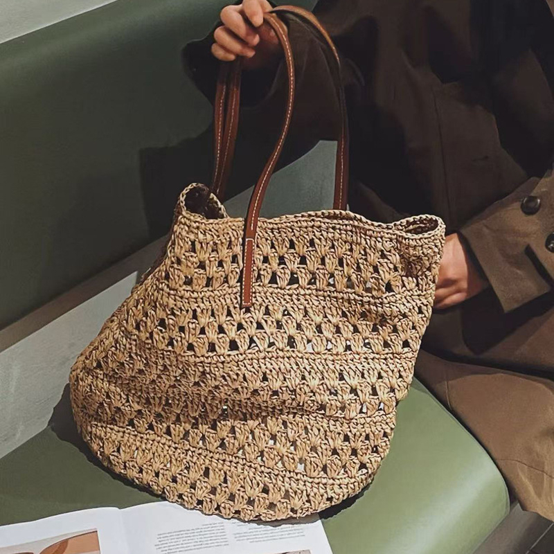 Geantă tote din pai, formă orizontală pătrată, căptușeală din pânză, buzunar interior cu fermoar laminat