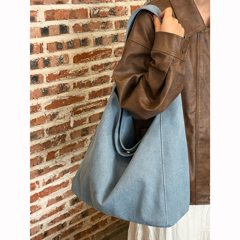 Denim tote torba s horizontalim kvadratnim oblikom, zatvarač, unutarnja džep sa zatvaračem, poliesterska podstava
