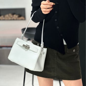 Kelly táska - Valódi bőr, első réteg marhabőrből, alkar- és vállon hordható, horizontális négyzet alakú forma, mágneses zárás, laminált cipzáras belső zseb