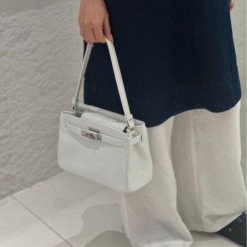 Kelly táska - Valódi bőr, első réteg marhabőrből, alkar- és vállon hordható, horizontális négyzet alakú forma, mágneses zárás, laminált cipzáras belső zseb