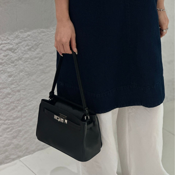 Kelly táska - Valódi bőr, első réteg marhabőrből, alkar- és vállon hordható, horizontális négyzet alakú forma, mágneses zárás, laminált cipzáras belső zseb