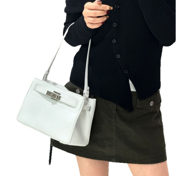 Kelly táska - Valódi bőr, első réteg marhabőrből, alkar- és vállon hordható, horizontális négyzet alakú forma, mágneses zárás, laminált cipzáras belső zseb