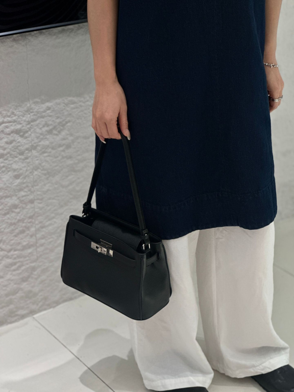 Kelly táska - Valódi bőr, első réteg marhabőrből, alkar- és vállon hordható, horizontális négyzet alakú forma, mágneses zárás, laminált cipzáras belső zseb