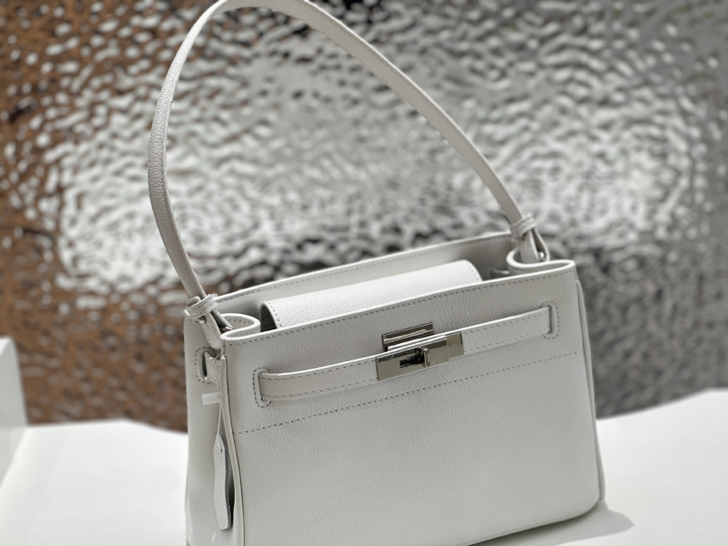 Kelly táska - Valódi bőr, első réteg marhabőrből, alkar- és vállon hordható, horizontális négyzet alakú forma, mágneses zárás, laminált cipzáras belső zseb