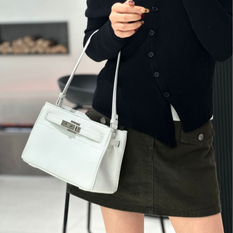 Kelly táska - Valódi bőr, első réteg marhabőrből, alkar- és vállon hordható, horizontális négyzet alakú forma, mágneses zárás, laminált cipzáras belső zseb