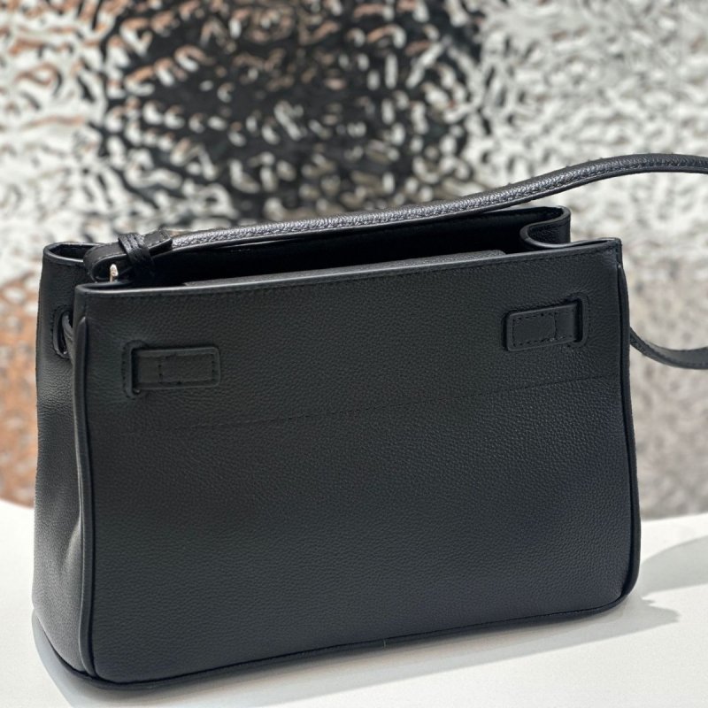 Kelly táska - Valódi bőr, első réteg marhabőrből, alkar- és vállon hordható, horizontális négyzet alakú forma, mágneses zárás, laminált cipzáras belső zseb