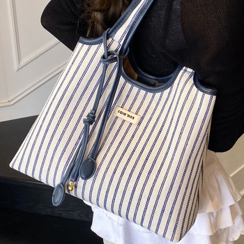 Šarena platnena tote torba — gradski stil, platnen materijal, vertikalni kvadratni oblik, magnetska zatvarač, unutarnji džep sa zipom i džep za telefon.
