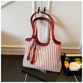 Šarena platnena tote torba — gradski stil, platnen materijal, vertikalni kvadratni oblik, magnetska zatvarač, unutarnji džep sa zipom i džep za telefon.