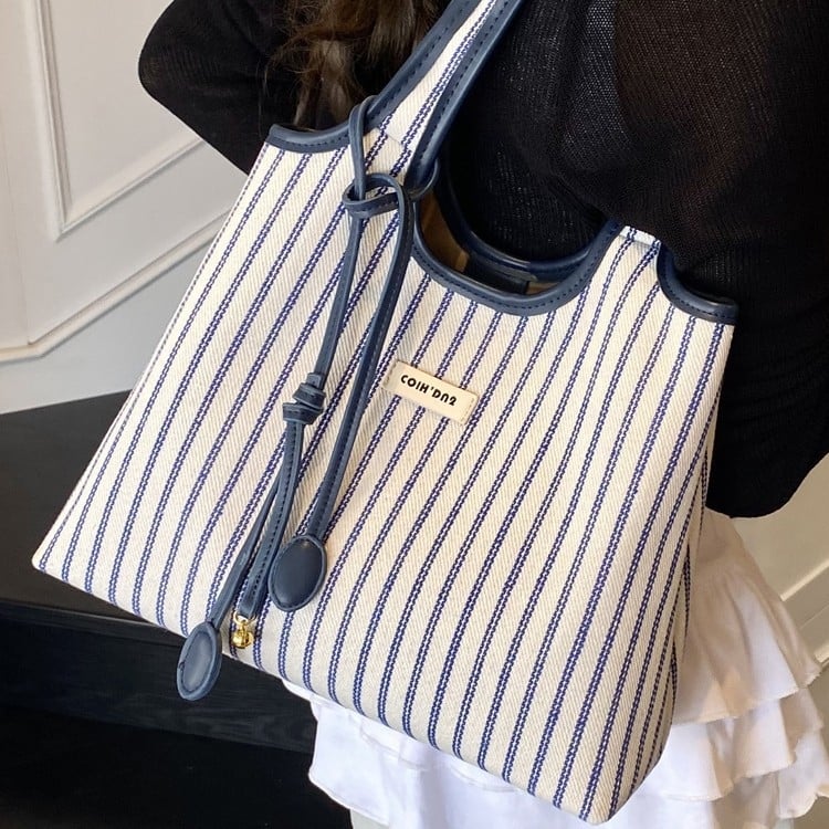 Šarena platnena tote torba — gradski stil, platnen materijal, vertikalni kvadratni oblik, magnetska zatvarač, unutarnji džep sa zipom i džep za telefon.